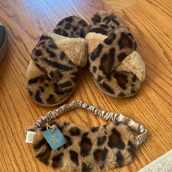 Mud pie brand new cheetah slippers and face mask set faux fur - Picture 1 of 4